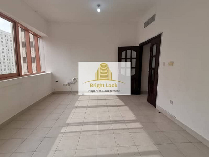 Well Maintained 2BHK apartment with balcony in 55,000 AED / year Al Falah Street - photo 3