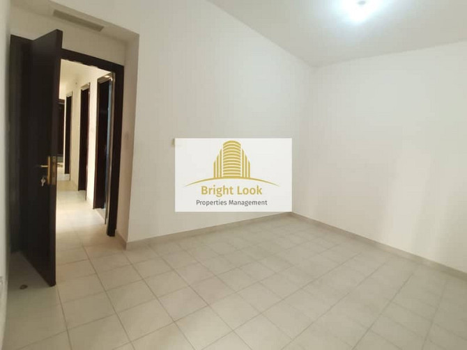 Well Maintained 2BHK apartment with balcony in 55,000 AED / year Al Falah Street - photo 1