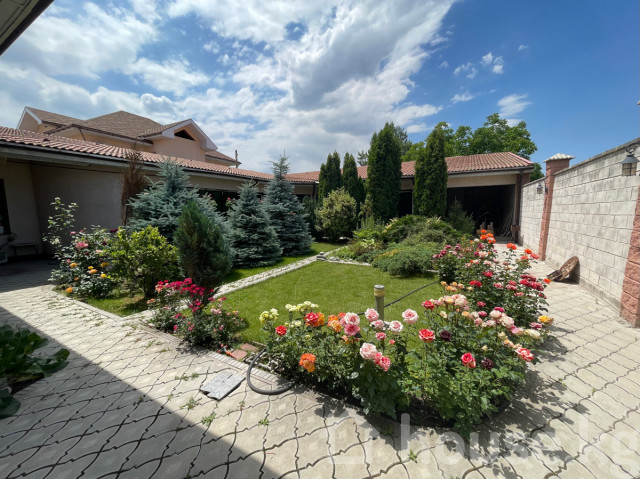 Дом, 6 и более комнат, 395 м2, Бишкек, Киргизия 1 ж/м Bishkek - photo 1
