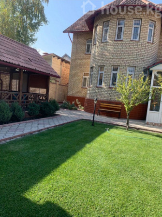Дом, 6 и более комнат, 230 м2, Бишкек, 7 м-н Bishkek - photo 1