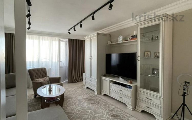 3-комнатная квартира, 55 м², 8/9 этаж помесячно, Бурова 6 - Маг. Волна Усть-Каменогорск - изображение 1