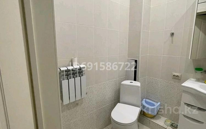 1-комнатная квартира, 60 м², 2/5 этаж помесячно, мкр Кунаева, Нур 7/1 - АкСарай Уральск - изображение 1