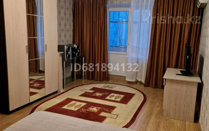 1-комнатная квартира, 38.3 м², 2/5 этаж помесячно, мкр Кунаева 62 Уральск - изображение 1