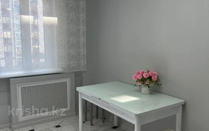1-комнатная квартира, 55 м², 3/5 этаж помесячно, 9 микрорайон 15 Уральск - изображение 4