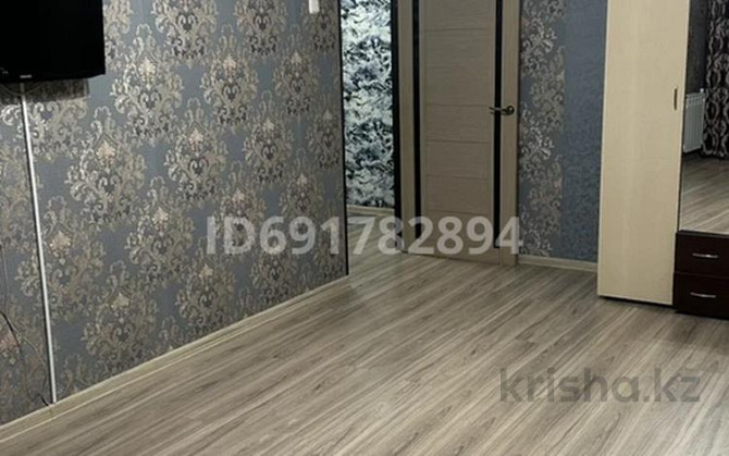 1-комнатная квартира, 40 м², 1/5 этаж помесячно, мкр Строитель 39 Уральск - изображение 2