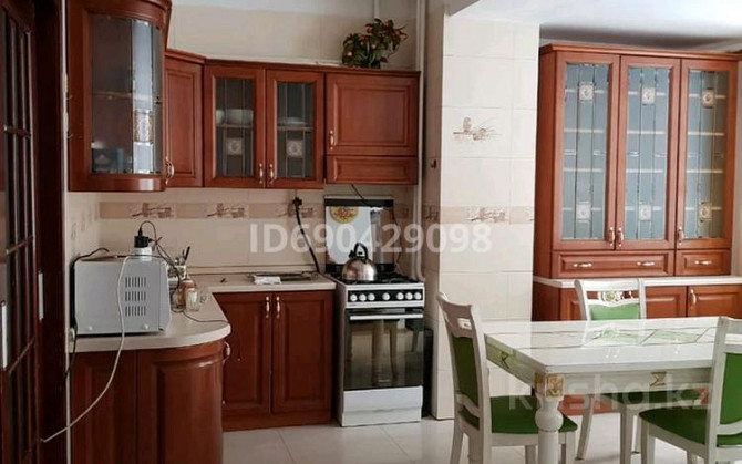 4-комнатная квартира, 120 м², 1/5 этаж помесячно, Гоголя 13 - Каирбекова Алматы - изображение 1
