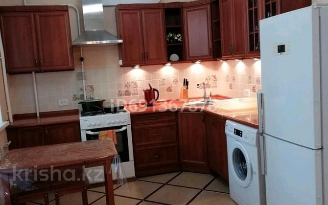 1-комнатная квартира, 52 м², 3/7 этаж помесячно, Алии Молдагуловой - Гипермаркет Дина Актобе - изображение 1