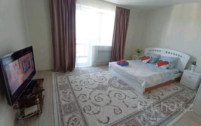1-комнатная квартира, 45 м², 10/16 этаж посуточно, Каныша Сатпаева 55/12 Усть-Каменогорск - изображение 1