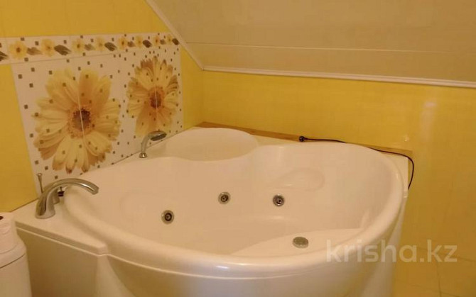 3-комнатная квартира, 70 м², 4/4 этаж посуточно, Победы 105 — Евразия Oral - photo 8