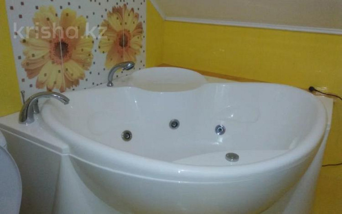 3-комнатная квартира, 70 м², 4/4 этаж посуточно, Победы 105 — Евразия Oral - photo 1