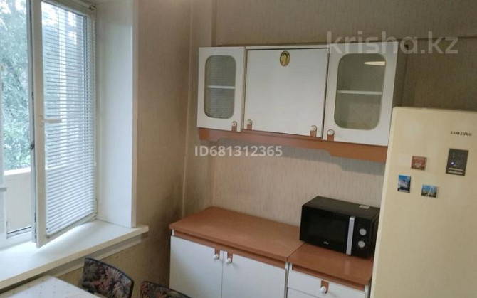 1-комнатная квартира, 41 м², 4/5 этаж посуточно, мкр Самал-1 17 — Абая Алматы - изображение 1