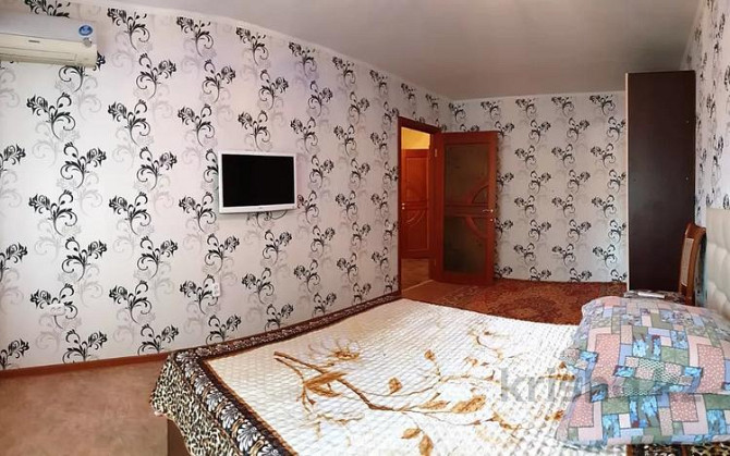 3-комнатная квартира, 65 м², 1/5 этаж посуточно, Центр 137 — проспект Евразия city center Уральск - изображение 2