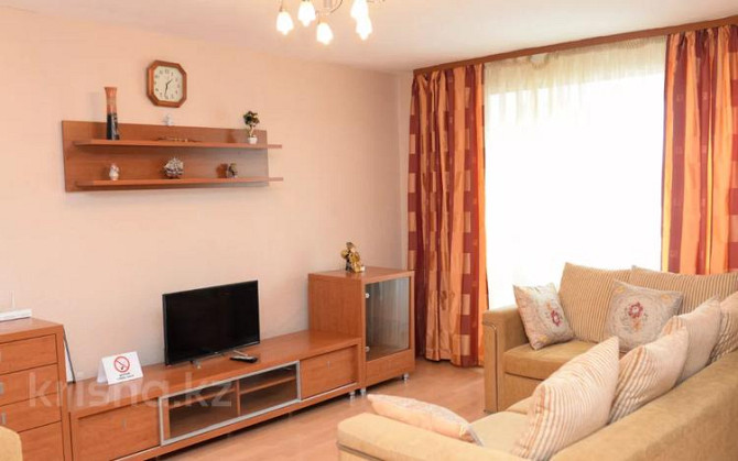 3-комнатная квартира, 80 м², 5/5 этаж посуточно, Крылова 38 — Сейфуллина Караганда - изображение 1