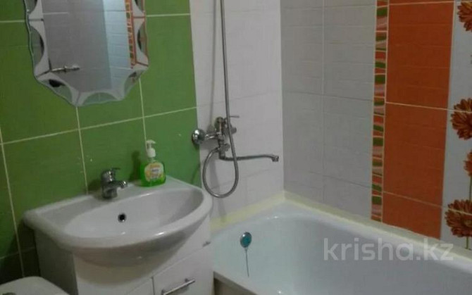 1-комнатная квартира, 35 м², 4/5 этаж посуточно, Кенесары 23  - photo 2
