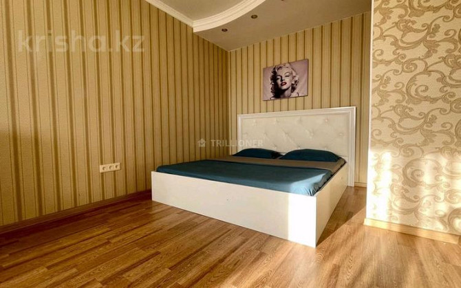 1-комнатная квартира, 50 м², 5/9 этаж посуточно, Тлепбергенова 78 — Молдагуловой Актобе - изображение 1
