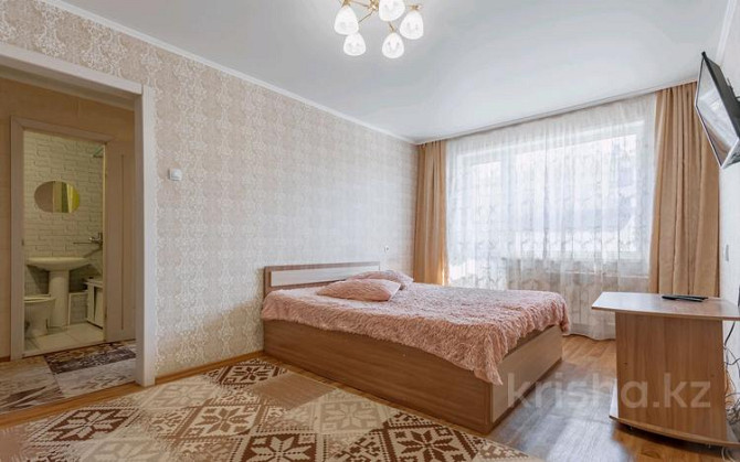 1-комнатная квартира, 38 м², 3/5 этаж посуточно, Володарского 94 — Назарбаева Петропавловск - изображение 1