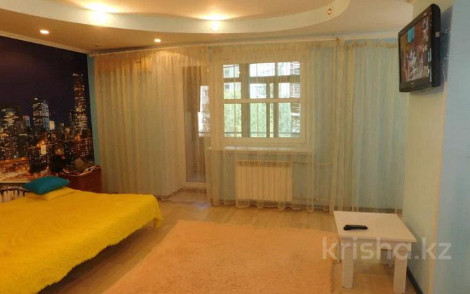 1-комнатная квартира, 38 м², 3/5 этаж посуточно, Набережная им. Славского 56 Усть-Каменогорск - изображение 6