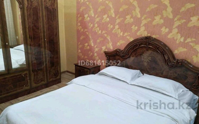 3-комнатная квартира, 72 м², 3/4 этаж посуточно, Тауке-хана 14 — Байтурсынова Шымкент - изображение 2