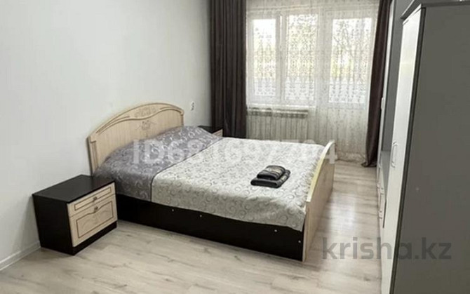 1-комнатная квартира, 35 м², 2/5 этаж посуточно, Авангард, 4 микрорайон 8 — Роддом Atyrau - photo 1