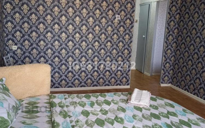 1-комнатная квартира, 34 м², 6/9 этаж посуточно, мкр Юго-Восток, Дюсембекова 3 — За автоцентром Орби Караганда - изображение 2