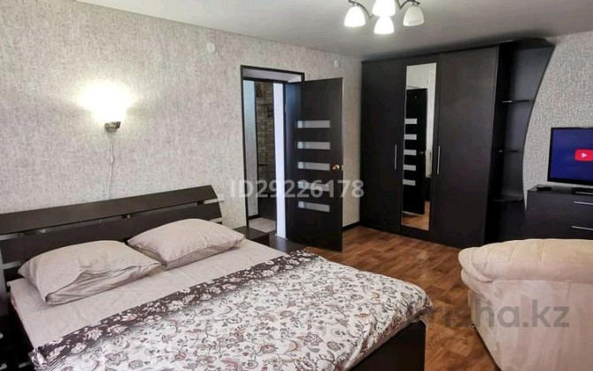 1-комнатная квартира, 45 м², 2/9 этаж посуточно, проспект Абая 111 — Доспановой Уральск - изображение 1
