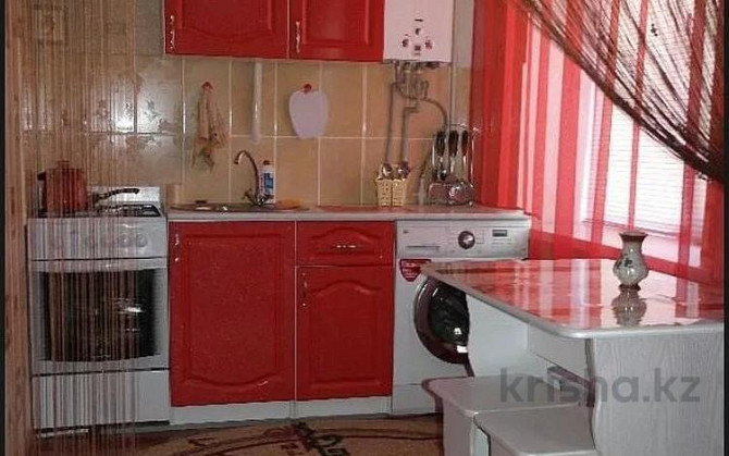 1-комнатная квартира, 30 м², 1/5 этаж посуточно, Карбышева 62 — проспект Абулхаир Хана Уральск - изображение 1