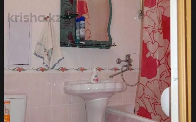 1-комнатная квартира, 30 м², 1/5 этаж посуточно, Карбышева 62 — проспект Абулхаир Хана Уральск - изображение 2