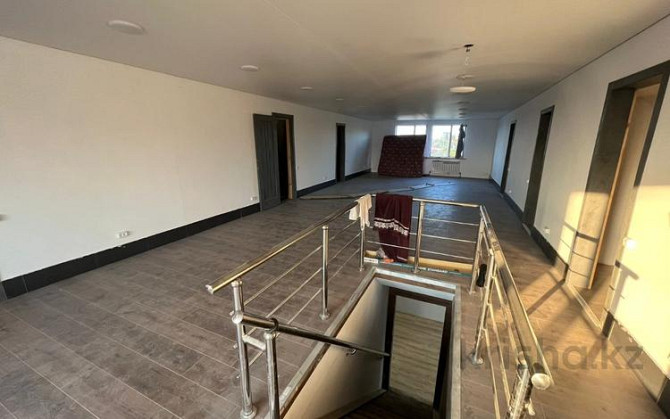 8-комнатный дом помесячно, 400 м², 30 сот., мкр Калкаман-2, Косынова 131 Алматы - изображение 8