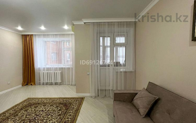 3-комнатная квартира, 100 м², 3/6 этаж помесячно, Молдагуловой 3 - Старый паспортный Уральск - изображение 1