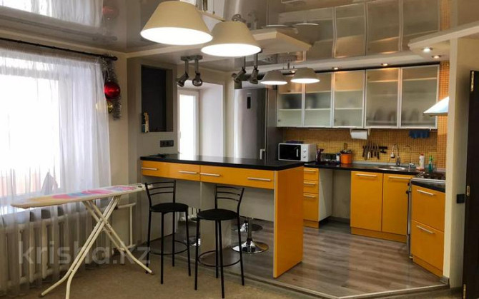3-комнатная квартира, 80 м², 2/5 этаж посуточно, Протозанова 111 Усть-Каменогорск - изображение 1
