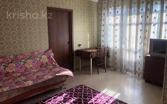 3-комнатная квартира, 55 м², 3/5 этаж посуточно, Лободы 9 — Бухар жырау Караганда - изображение 1