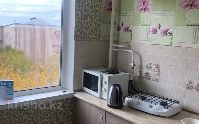 3-комнатная квартира, 55 м², 3/5 этаж посуточно, Лободы 9 — Бухар жырау Караганда - изображение 2