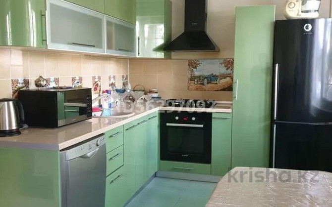 3-комнатная квартира, 70 м², 1/5 этаж посуточно, 10 микр  - изображение 2