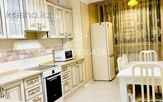 3-комнатная квартира, 80 м², 4/9 этаж посуточно, Шахтеров 5/2 — Строителей Караганда
