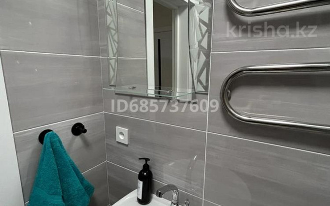 1-комнатная квартира, 44 м², 4/5 этаж посуточно, мкр 5 — Клиника Айгерим, стадион Химик, поликлиника Актобе - изображение 2