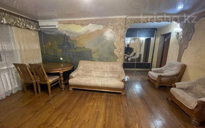 3-комнатная квартира, 80 м², 3/4 этаж посуточно, проспект Абая 3 Усть-Каменогорск - изображение 1