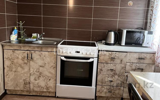 1-комнатная квартира, 30 м², 3/5 этаж посуточно, Аманжолова 2 Жезказган - изображение 6