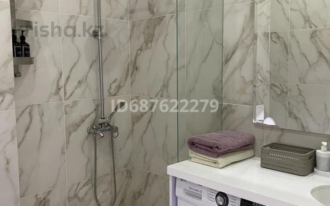 1-комнатная квартира, 60 м², 3/9 этаж посуточно, мкр Нурсая, Таумуш Жумагалиева Атырау - изображение 6