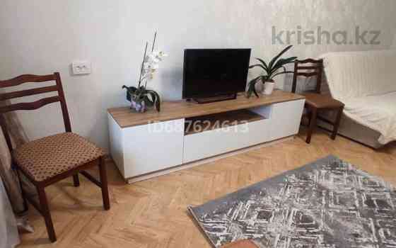 2-комнатная квартира, 50 м², 1/5 этаж посуточно, Тулебаева 39 — проспект Жибек Жолы Алматы