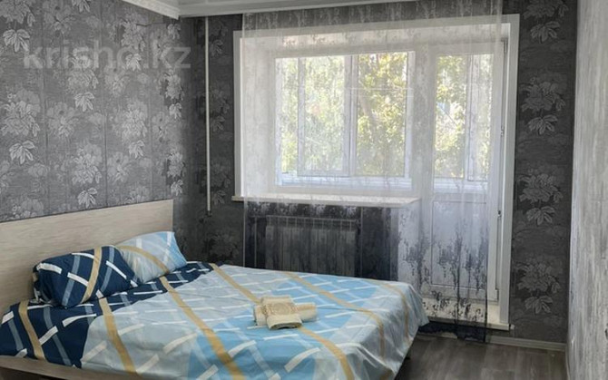 2-комнатная квартира, 60 м², 3/5 этаж посуточно, 1-й микрорайон, Баймагамбетова 164 — Атриум Костанай - изображение 1