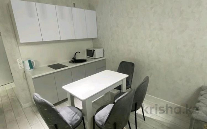 2-комнатная квартира, 52 м², 10/10 этаж посуточно, мкр Юго-Восток, Муканова — Наркология. Поликлиник Караганда - изображение 1