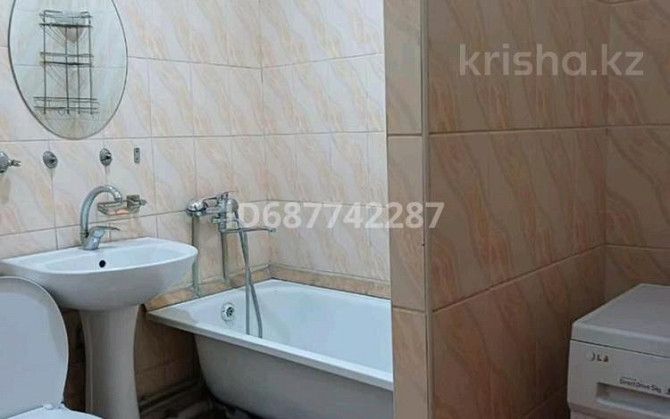 2-комнатная квартира, 885 м², 2/5 этаж посуточно, Площадь Аль-Фараби 9 — Жангелдина Шымкент плаза Шымкент - изображение 4