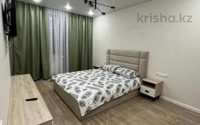 1-комнатная квартира, 46 м², 2/4 этаж посуточно, мкр 8, проспект Алии Молдагуловой 49а Актобе - изображение 1