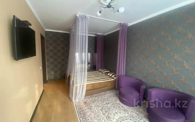 1-комнатная квартира, 37 м², 2/5 этаж посуточно, проспект Абилкайыр Хана 63/1 Актобе - изображение 1
