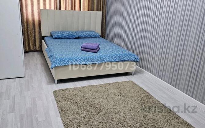 1-комнатная квартира, 45 м², 2/5 этаж посуточно, Курмангазы 5 — Авангард конечная. Атырау - изображение 1