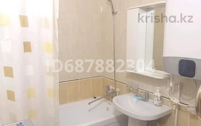 1-комнатная квартира, 35 м², 7/9 этаж посуточно, мкр Юго-Восток, Дюсембекова 3 — Бухар-жырау Караганда - изображение 3