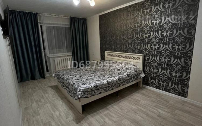 1-комнатная квартира, 50 м², 3/9 этаж посуточно, мкр Юго-Восток — проспект Республики-Муканова Караганда - изображение 3