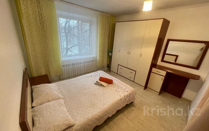 2-комнатная квартира, 50 м², 2/5 этаж посуточно, мкр Центральный 112 — Валиханова Атырау - изображение 3