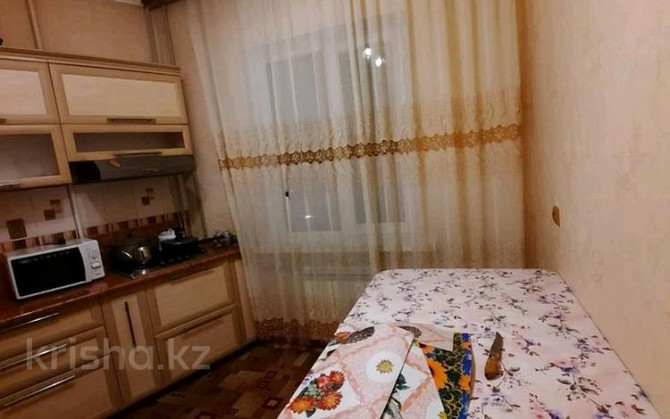 1-комнатная квартира, 47 м², 2/5 этаж посуточно, 12-й микрорайон, 12-й микрорайон 227 — Кобиска Шымкент - изображение 1