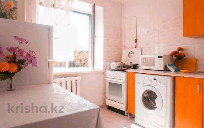 2-комнатная квартира, 43 м², 4/5 этаж посуточно, мкр Центральный 116 Атырау - изображение 3